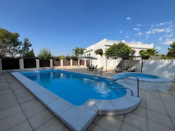 Villa La Garrofera — Life in the Valencian Campo